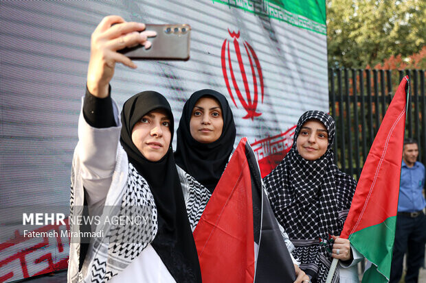 تجمع اعتراضی کادر درمان دانشگاه تهران در محکوم کردن جنایات اسرائیل