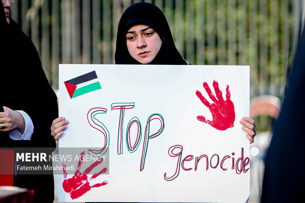 تجمع اعتراضی کادر درمان دانشگاه تهران در محکوم کردن جنایات اسرائیل
