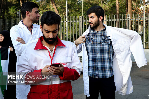 تجمع اعتراضی کادر درمان دانشگاه تهران در محکوم کردن جنایات اسرائیل