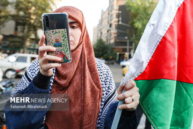 تجمع اعتراضی کادر درمان دانشگاه تهران در محکوم کردن جنایات اسرائیل