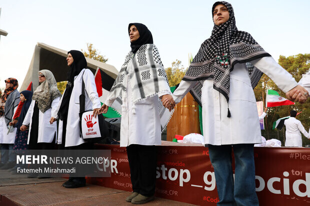 تجمع اعتراضی کادر درمان دانشگاه تهران در محکوم کردن جنایات اسرائیل