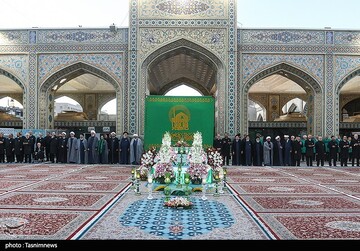 مراسم تعویض پرچم گنبد حرم مطهر رضوی