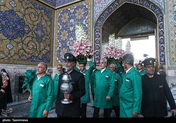 مراسم تعویض پرچم گنبد حرم مطهر رضوی