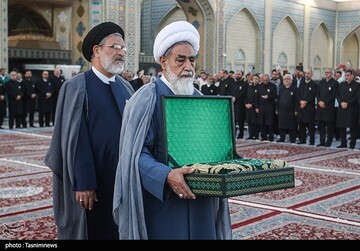 مراسم تعویض پرچم گنبد حرم مطهر رضوی