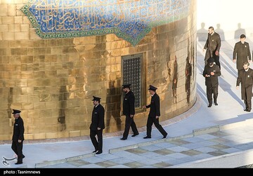 مراسم تعویض پرچم گنبد حرم مطهر رضوی