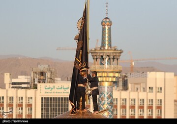 مراسم تعویض پرچم گنبد حرم مطهر رضوی