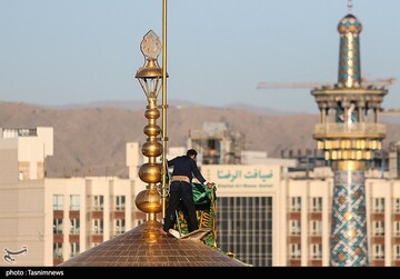 مراسم تعویض پرچم گنبد حرم مطهر رضوی