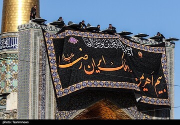 مراسم تعویض پرچم گنبد حرم مطهر رضوی