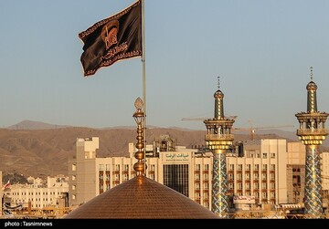 مراسم تعویض پرچم گنبد حرم مطهر رضوی