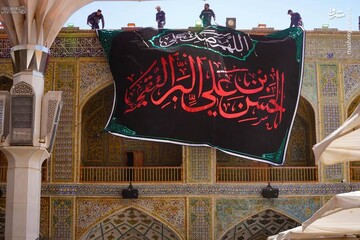 نصب کتیبه‌های شهادت امام حسن عسکری(ع) در حرم علوی