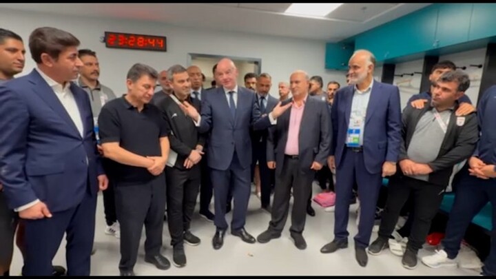 حضور رئیس فیفا در رختکن ایران/تضمین میدهم ایران در جام جهانی شرکت می کند
 رئیس فیفا