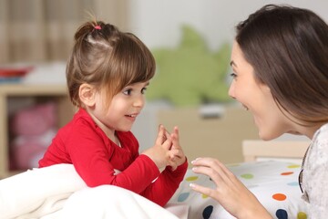 ۵ توصیه به والدینی که کودکشان لکنت زبان دارد