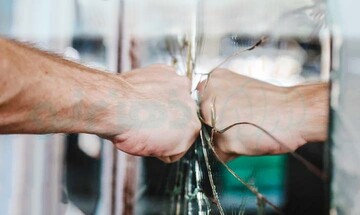 همسرم وقتی عصبانی می شود حتما باید چیزی را بشکند