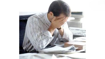 همکارم مدام شوخیهای نامناسب میکند، چه کنم؟