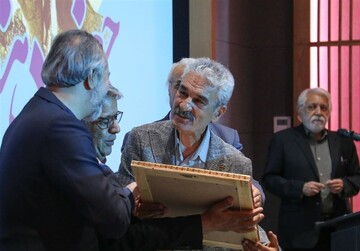 نشان درجه‌ یک هنری به «جعفر دهقان» اهدا شد