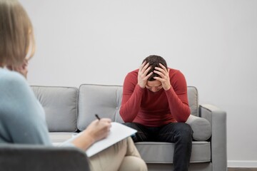 ۴ نشانه که می‌گویند باید روانشناس خود را عوض کنید