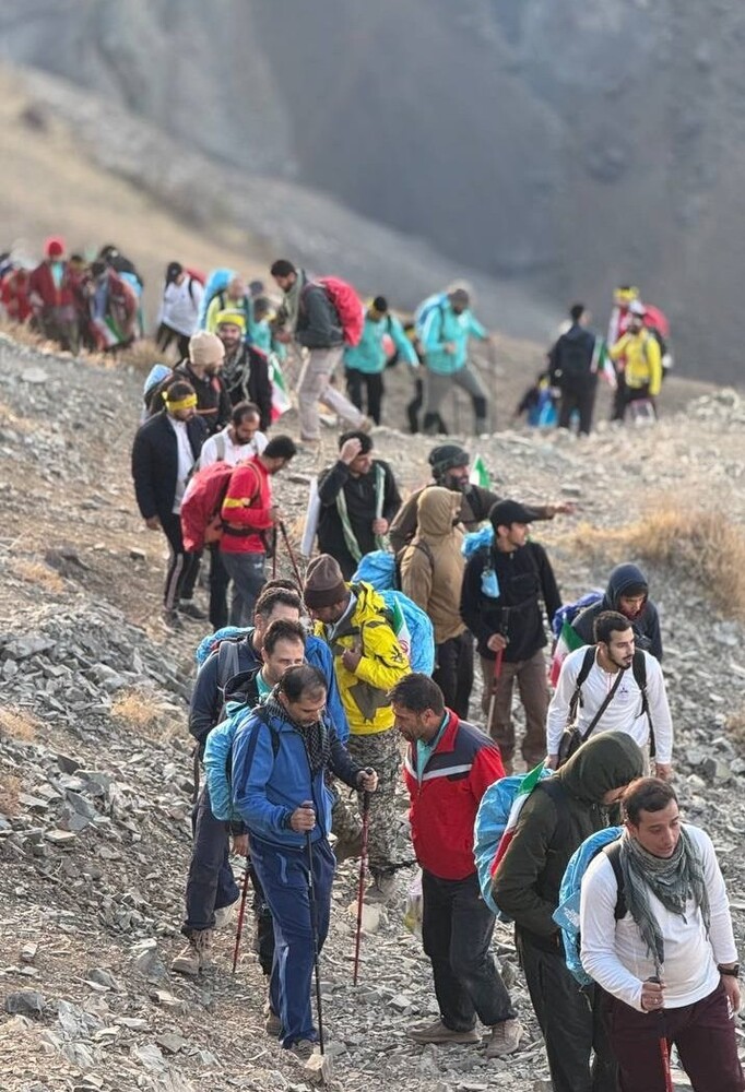 صعود سراسری دانشجویان به ۸ قله کشور به یاد شهدای اخیر