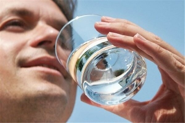 نوشیدن آب یخ