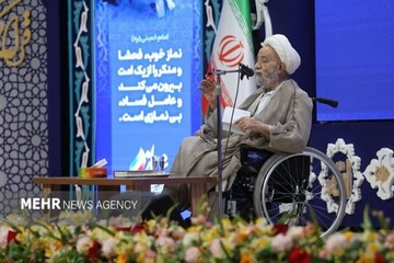 اگر معلم به نماز پایبند باشد، جامعه اخلاقی پرورش می‌یابد
