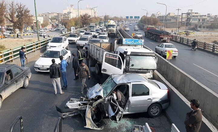 تصادف زنجیرهای در طرقبه شاندیز منجر به مصدومیت ۱۰ نفر شد تصادف