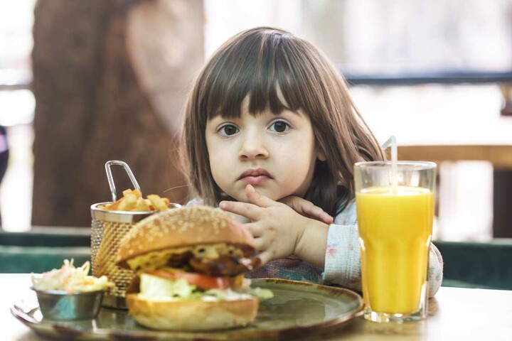 چگونه کودکان را از بمباران خوراکیهای رنگارنگ نجات دهیم؟ ث