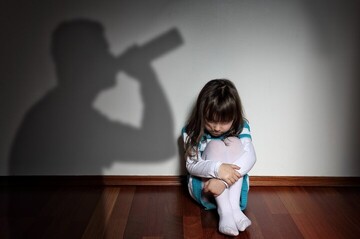 عوامل خانوادگی که فرد را به مصرف «الکل» می‌کشاند