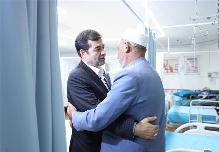 دنیامالی در عیادت از صابر کاظمی؛ ناامید نیستیم، مردم دعا کنند