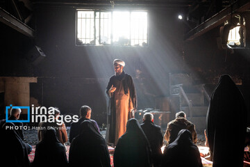 تصویر| سجده بر خاکستر...