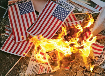 پورتلندی‌ها پرچم کشورشان را آتش زدند!