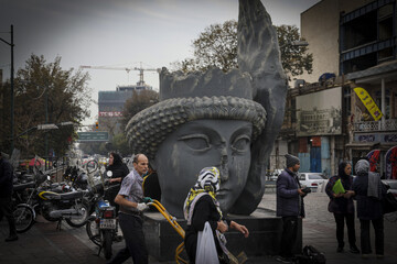 قاب زندگی در تهران: میدان رقابت عابران و خودروها