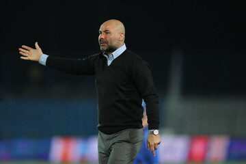 سرمربی استقلال: روی کار دفاعی باید خیلی کار کنیم/ تلاش می کنم صدرنشین بمانیم