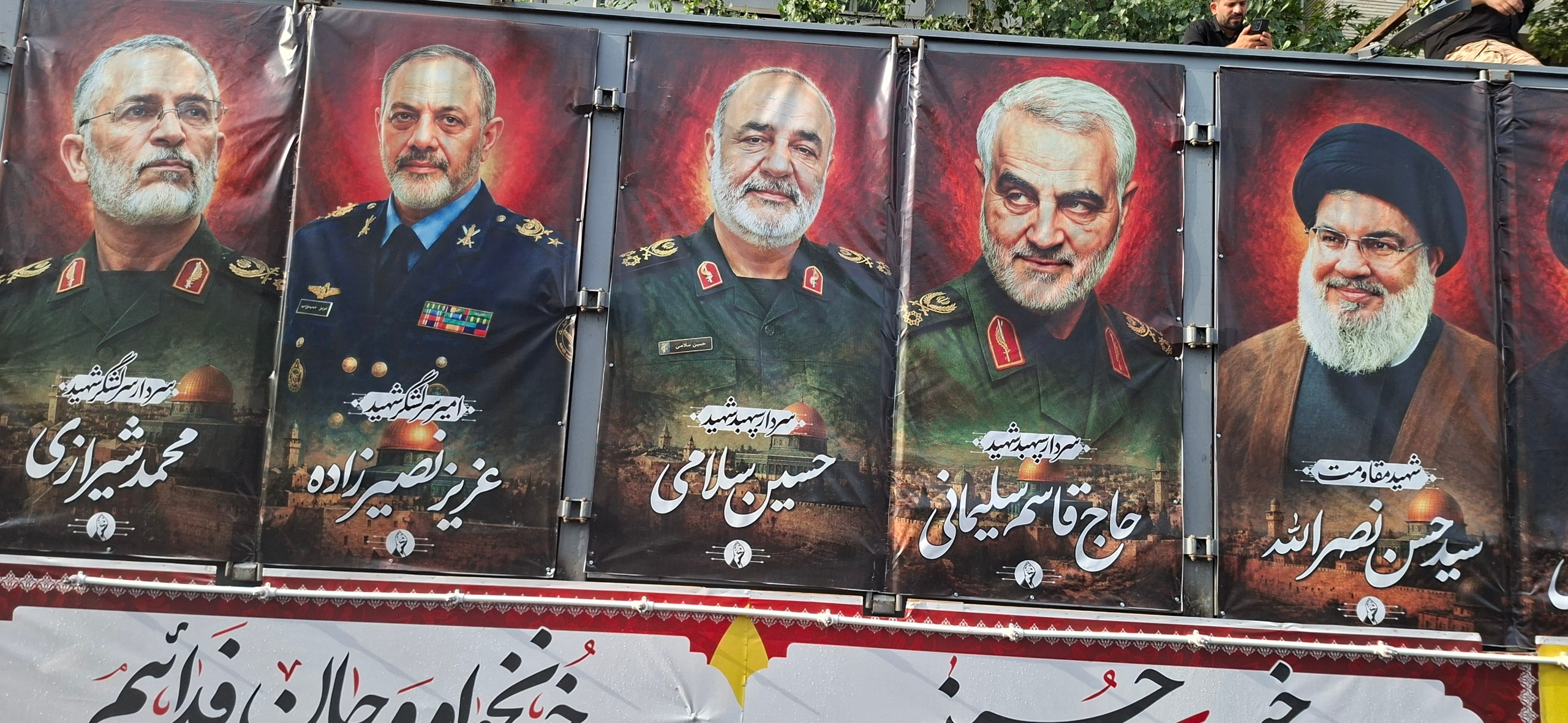 پیکر مطهر «آقای شهید ایران» در آغوش جمعیت گسترده عزاداران
