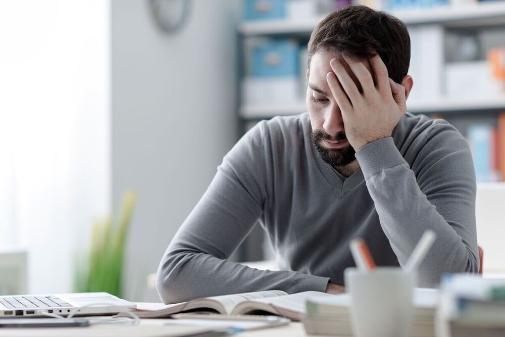 چرا همیشه خسته‌ایم؟ بررسی علل خستگی مزمن